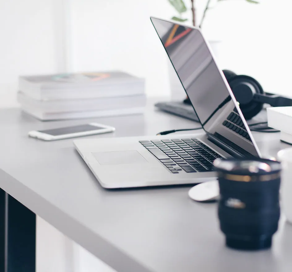 christopher-gower-vjMgqUkS8q8-unsplash.j